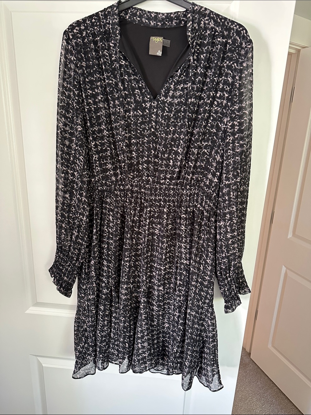Taylor Black and White Printed Long Sleeve V-Neck Dress